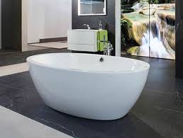 Während ein badezimmer mit viel raum sich gerade für eine badewanne eignet, die frei im raum steht, um in dieser ausführung eben der badewanne selbst einen akzent zu verleihen, so hat die eckwanne wie etwa die schicken modelle von villeroy und boch, ebenso wie unsere beliebten modelle von ottofond aus edlem sanitäracryl wiederum den charme, die silhouette des raumes mit einem gemütlichen und doch eleganten touch aus der ecke abzurunden. Badewanne Baden Design Badewanne Badeinrichtung Badezimmer