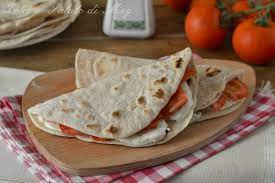 Sia che si prepari una piadina in casa, sia che se ne utilizzi una acquistata al supermercato, il risultato sarà sempre una pietanza saporita da gustare come antipasto, come primo o come un pasto veloce mentre si passeggia in. Piadine Pomodoro E Mozzarella Ottime Servite Fresche