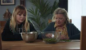 Un retour inattendu se produit dans la ville héraultaise. Franck Drogue Anne Marie Louise Obtient Un Logement Et Chloe Cherche Nounou Demain Nous Appartient 8 Janvier 2021 Episode 836 Demain Nous Appartient Nouveautes Tele Com