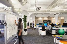A Peek Inside Prezi S Cool San Francisco Office Espace De Travail Bureau De Startup Bureau Partage
