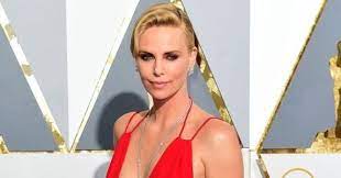 Η πανέμορφη και ταλαντούχα ηθοποιός, σαρλίζ θερόν, τις τελευταίες μέρες βρίσκεται στο τέξας μαζί με όλη την ομάδα που συμμετείχε στα γυρίσματα της νέας της ταινίας, long shot. Evia Top Sygklonizei H Sarliz 8eron Abafh Kai Me 15 Kila Epipleon