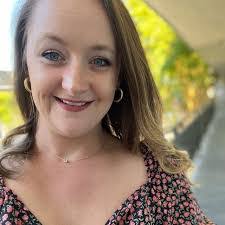 Carolyn Bidwell's Instagram, Twitter & Facebook