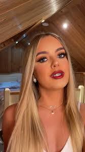 Robyn Kearns's Instagram, Twitter & Facebook