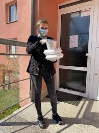 Místopředsedkyně sněmovního výboru pro sociální politiku. Tomio Okamura Na Twitteru Poslankyne Spd Lucie Safrankova Rozvazi Ve Spolupraci S Organizaci Pomahame Si 2020 Jidlo Seniorum Zdarma Https T Co Ngg21fdmrz Twitter