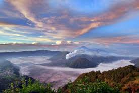 Keunikan dari gunung kelimutu adalah gunung ini memiliki 3 danau kawah dengan tiga warna yang berbeda lho. Sore Hari Waktu Terbaik Menikmati Pemandangan Gunung Bromo Traveling Bisnis Com