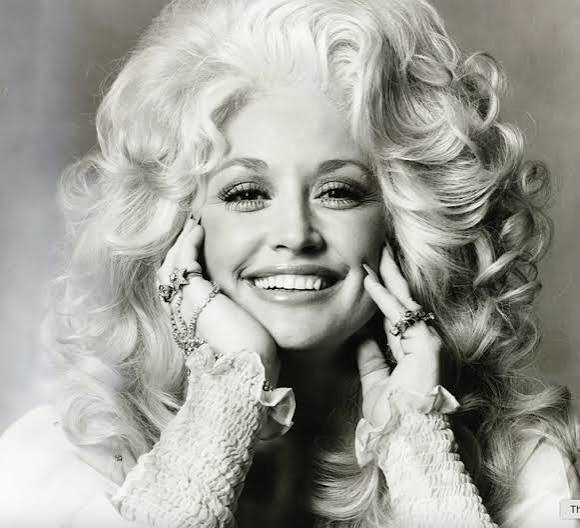 Huyền thoại nhạc đồng quê Dolly Parton qua đời, ông Trump ra lệnh cả nước treo cờ rủ - Tuổi Trẻ Online