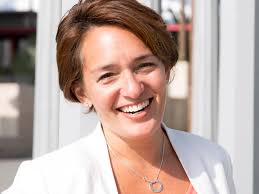 Beth Flores's Instagram, Twitter & Facebook