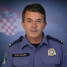 Heroji u uniformi 👮‍♂️❤️ Brzom i profesionalnom reakcijom policajci David  Marković i Bojan Stanojčić spasili su život muškarcu koji je doživio  epileptični napad u Krupi na Vrbasu. Pravovremena pomoć, hladna glava i