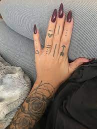Fingertattoos Und Rosen Tattoo Idea Hand Tattoos Finger Tattoos Finger Tattoo Designs