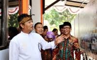 Lidah buaya atau yang dalam nama latinnya disebut dengan aloe vera adalah tanaman yang tumbuh di iklim tropis dengan bentuk menyerupai kaktus. Bandung Buaya Bikin Resah Bupati Bandung Imbau Warga Tetap Tenang
