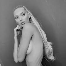 Hôm 12/10, elsa hosk thành tâm điểm chú ý khi sánh vai doanh nhân tom daly trên đường phố new york (mỹ). Elsa Elsahosktr Twitter