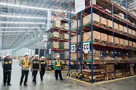 Jika ruang penyimpanan gudang terlihat mulai sumpek, mungkin sudah saatnya mengatur kembali barang yang ada di dalamnya. Berbagai Cara Menyimpan Persediaan Barang Di Gudang Safeway Pallets