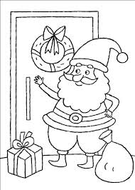 Cele mai interesante planse de colorat sunt acelea in care mosul aranjeaza cadourile sub brad sau merge cu sania lui zburatoare printre nori. Planse De Colorat Cu Mos Craciun