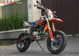 Modifikasi kawasaki klx 150 ini buat dengan berbagai paduan part dari honda crf 230 dan kawasaki klx. Segini Modal Ubah Kawasaki Klx 150 Supermoto Bertabur Part Kompetitor Gridoto Com