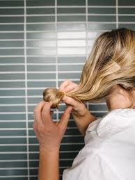 Quick video of how to french twist short length hair. 3 Minute Hairstyles How To Do A Modern French Twist The Effortless Chic