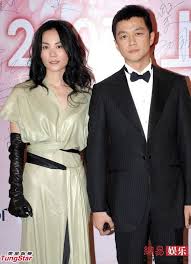 Trước năm 1985, cô còn có nghệ danh là vương tịnh văn (tiếng hán: Nhá»¯ng Bi áº©n Hon Nhan VÆ°Æ¡ng Phi A Báº±ng Va Ä'inh Phong Ba Chi