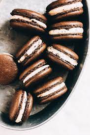 chocolate macarons with vanilla cream filling nourriture cuisine et boissons gourmandise