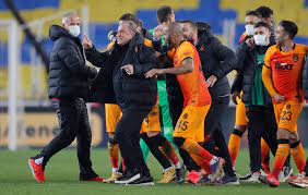 Birliğine teslim olmadan önce yusuf güney i̇stinye park'ta objektiflerimize takıldı ünlü şarkıcı rafet el roman'la yaptığı düetin. Son Dakika Galatasaray Haberleri Yusuf Gunay Dan Fenerbahce Ye Imali Gonderme