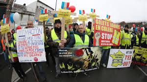 The news had warned that the roads would be closed, with several blocks by the demonstrators, and. Une Centaine De Gilets Jaunes Ont Marche Pour Les Onze Victimes Tuees Depuis Le 17 Novembre
