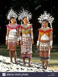 Wir haben flug es gab viele menschen die bilder von sich, in ihren. Frauen Der Volksgruppe Der Iban Menschen Tragen Traditionelle Kleidung Skrang Fluss Rajang Sarawak Borneo Malaysia Stockfotografie Alamy