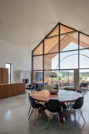 wohnbereich essbereich esstisch rund holz betonboden traumhauser modern family house innenarchitektur familienhaus esstisch rund holz