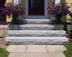 A Standard Set Of Woodbury Gray Granite Thermal Top Rock Face Steps Lead To The Front Door What Makes This Un Front Door Steps Front Porch Steps Front Stairs