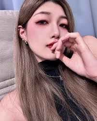 Molly Chen's Instagram, Twitter & Facebook