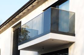 Ganzglasgelaender Die Moderne Und Elegante Alternative Zu Massiven Balkongelandern Mehr Informationen Unt Balkon Gelander Design Balkon Haus Gelander Balkon
