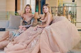 Las hijas de Julio Iglesias formarán parte del baile de debutantes más  exclusivo | Gente y Famosos | EL PAÍS