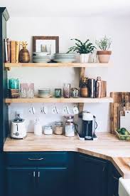 Small Countertop Coffee Station With Mugs Hanging From Shelf Above Cuisines Deco Amenagement Cuisine Cuisine Salle A Manger
