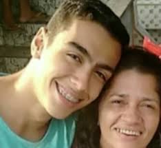 Saiba quem era hello kitty, a cantora evangélica que se tornou traficante. Jovem Morre Baleado Dentro De Casa Durante Tiroteio Entre Pms E Traficantes