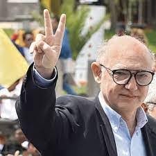 Cumple 60 años Javier Calamaro.*** **Javier Calamaro** nace en Buenos  Aires, el 22 de julio de 1965 es un **cantante, músico y presentador  argentino**, hermano menor del también músico Andrés Calamaro.