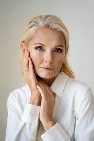 Ritratto di donna ricca bionda di mezza età