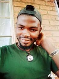 Ma Yoh 4 aku Blantyre amakanika kugula Malawi Gin Ali pa K4,500, olo  kusonkhelana anthu atatu imapezeka ndalama siikukwanabe. pano nde a Castel  Malawi amukwezanso ntengo Gin uja. Apa yoh wapaKabula sazamwaso