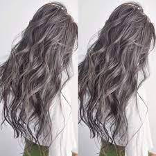 おはようございます 夏の日焼け色落ち 嫌な赤み黄色みオレンジみを しっかりとカバーした ラベンダーグレージュ ノンブリーチでも 柔らかく透ける透明感 ツヤ感たっぷりの 軽やかビーチヘア 今年の夏のハイライトは オリジナルの 毛先に羽のように広がる ミクロチ