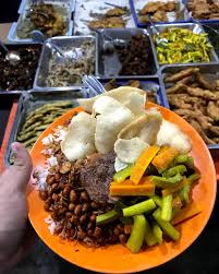 Lagi ingin makan ini, ingin makan itu, ingin makan banyak sekali? Nasi Uduk Bu Sum Tempatnya Pecinta Kuliner Malam Di Mangga Dua Gotravelly