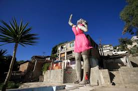 Spot de radio para la casa de la mujer chimbote, perú. La Mona Una Casa En Forma De Mujer Mexico Desconocido