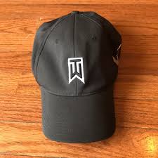 ‍nike tiger woods collection flexfit hat new without tags! Nike Accessories Mens Nike Golf Tiger Woods Collection Vr One Hat Poshmark