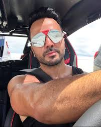 To enjoy prime music, go to your music library and transfer your account to amazon.com (us). Luis Fonsi Facebook