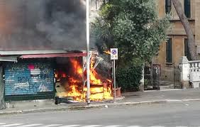 Jun 18, 2021 · un incendio è divampato in un appartamento in via de cesare, in zona appio a roma, sul posto sono giunti i vigili del fuoco e la polizia. Incendio Nel Cuore Della Garbatella In Piazza Bartolomeo Romano Urloweb Notizie Da Roma