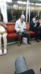 パリピかなｗ電車の中でリアル音ゲーしてるノリノリなおじいちゃんが可愛い! | 話題の画像プラス