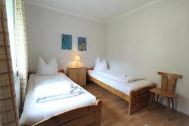 ˈɑstə(n) (listen)) is a municipality and a town in the southern netherlands. Rgtktvrm3sbncm