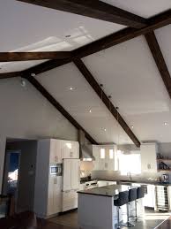 Dark Wood Beams On A Cathedral Ceiling White Kitchen Cabinet Poutres En Bois Fonces Dans Un Plafond Cathedral Cuisine Blanc Home Family Room Sweet Home