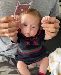 Enrique iglesias and anna kournikova are proud parents for the third time! Enrique Iglesias Encanta Fas Com Video Fofo Da Filha De 2 Meses Durante Isolamento Monet Celebridades