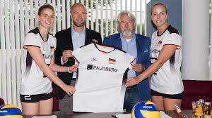 Die deutsche nationalmannschaft der frauen trifft bei der wmendrunde 2019 in frankreich in der vorrunde in der gruppe b auf spanien, china und südafrika. Deutscher Volleyball Verband Partner Palmberg Wird Trikot Partner Der Dvv Frauen Nationalmannschaft