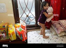 Iasura Alexandria Tanzil, 2, Trägt Eine Wegwerfwindel Während Des Spielens  In Ihrem Zimmer In Jakarta 9. August 2012. Der Markt Für Wegwerfwindeln War  Nur $ 400 Millionen Im Jahr 2011, Obwohl Jährlichen