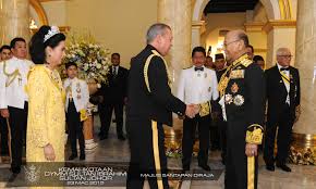 Turut berangkat menyaksikan istiadat ialah bonda sultan ibrahim, enche' besar hajah khalsom abdullah, kekanda dan adinda baginda, tunku puteri johor tunku kamariah sultan iskandar dan tunku besar zabedah sultan iskandar. Royal Banquet Laman Web Rasmi Kemahkotaan Dymm Sultan Ibrahim Sultan Johor