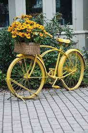 12 Kreative Gartenideen Mit Fahrrad Garten Upcycling Gartenkunst Und Gelb