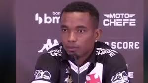 Vídeo: Entregador arremessa TV por cima de portão e revolta clientes