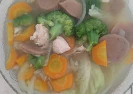 Masukkan bahan bahan yang telah diblend bersama kulit kayu manis, bunga cengkih dan buah pelaga ke dalam rebusan ayam. Langkah Mengolah Sop Ayam Bakso Diet Friendly Lezat